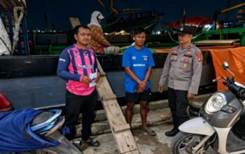 Patroli Rutin Polsek Kawasan Pelabuhan Laut Bima, Imbau Buruh dan ABK Jaga Keamanan serta Kebersihan Pelabuhan