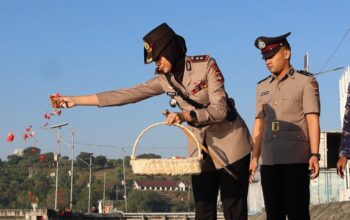 Kapolres Sumbawa Pimpin Upacara Tabur Bunga di Pelabuhan Badas dalam Rangka Hari Bhayangkara Ke-80