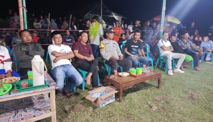 Bhabinkamtibmas Kelanir Amankan Hiburan Rakyat Kecimol di Seteluk, Acara Berlangsung Aman dan Meriah