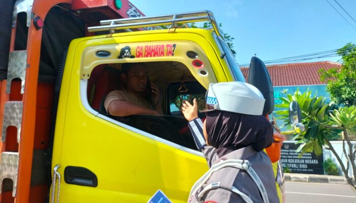 Unit Kamsel Satlantas Polres Bima Kota Edukasi Pengendara Gunakan Helm SNI dan Safety Belt
