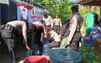 Sambut Hari Bhayangkara ke-80, Polres Loteng Salurkan Air Bersih di Praya Timur.