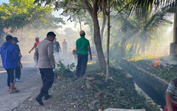 Bhabinkamtibmas Desa Wakan Brigadir Wildan Bersama Kepala Desa dan Staf Desa Laksanakan Jumat Bersih