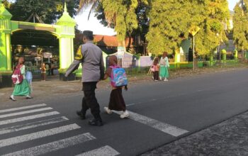 Personel Polsek Suela Laksanakan Rawan Pagi dan Strong Point di Depan SDN 02 Suela