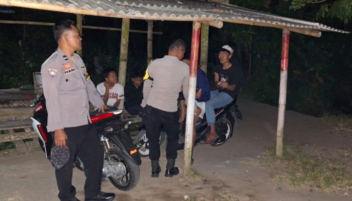 Tiga Anggota Polsek Montong Gading Laksanakan Patroli Blue Light Antisipasi 3c Dan Gangguan Kamtibmas