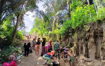 Babinsa dan Warga Bersatu Selamatkan Jalan Tergerus Hujan