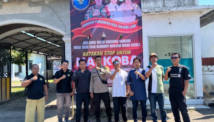 Bhabinkamtibmas Desa Tanjung Luar Bersama Babinsa Pasang Baliho Imbauan Bahaya Narkoba