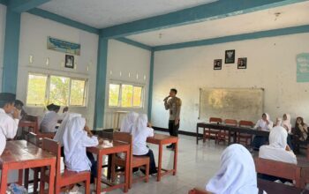 Bhabinkamtibmas Desa Pandan Indah Edukasi Bahaya Narkoba kepada Siswa Baru dalam Kegiatan MPLS