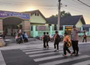 Kapolsek Sukamulia Intensifkan Strong Point Pagi, Personel Bantu Pelajar Menyeberang dan Atur Arus Lalu Lintas