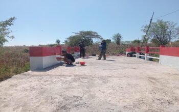 Gotong Royong TNI dan Warga Tuntaskan Jembatan Aramco 100 Persen