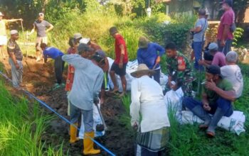 Babinsa Bersama Warga Buka Irigasi, Air Mengalir Harapan Pun Tumbuh