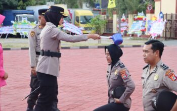 Kapolres Sumbawa Pimpin Upacara Korps Raport Kenaikan Pangkat 78 Personel Polri