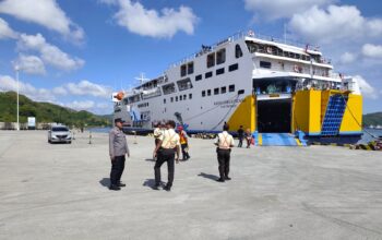 Sinergi Polsek Pelabuhan Lembar Amankan Penyeberangan Rute Surabaya
