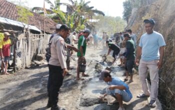 Manfaatkan Momen Gotong Royong, Bhabinkamtibmas Rite Tampung Aspirasi Warga Lewat Jumat Curhat