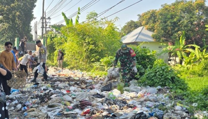 Kolaborasi TNI-Polri dan Warga Hidupkan Budaya Gotong Royong Desa