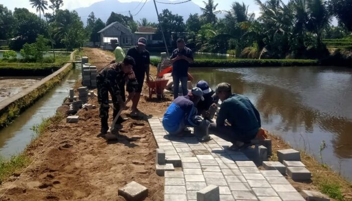 Sinergi Babinsa dan Warga Dukung Infrastruktur Pertanian di Lingsar