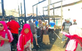 Bhabinkamtibmas bersama Warga Kompak gotong royong Pulihkan Rumah Korban Kebakaran
