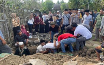 Wujud Solidaritas, Kapolsek Plampang Bersama Jajaran Hadiri Pemakaman Orang Tua Personel Polsek