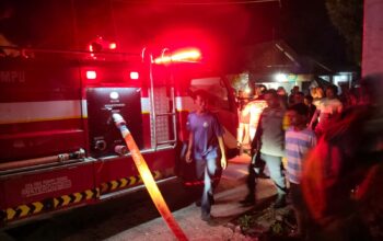Respons Cepat Polsek Hu’u Tangani Kebakaran Rumah Panggung di Desa Cempi Jaya, Tidak Ada Korban Jiwa