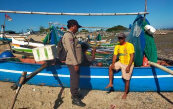 Sambang Warga Pesisir, Bhabinkamtibmas Polsek Hu’u Ajak Nelayan Jaga Kamtibmas dan Tingkatkan Kesejahteraan Keluarga