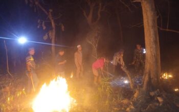 Bhabinkamtibmas Polsubsektor Palibelo Bersamaan Warga Binaan Memadamkan Kebakaran Lahan di Desa Nata