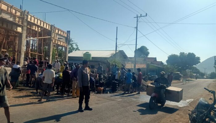 Gotong Royong Bangun Masjid, Bhabinkamtibmas Desa Rasabou Perkuat Kemitraan dan Sampaikan Pesan Kamtibmas
