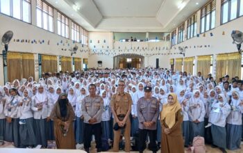 Isi Kegiatan MPLS, Sat Binmas Polres Bima Kota Tanamkan Kesadaran Hukum kepada Siswa