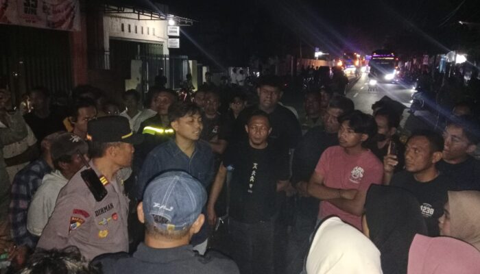 Humanis dan Persuasif, Polres Dompu Selesaikan Aksi Protes Warga Melalui Dialog  Dompu, 14 Juli 2026 – Polres Dompu melalui Polsek Woja bergerak cepat merespons aksi protes yang dilakukan oleh sejumlah masyarakat di Lingkungan Dore, tepatnya di depan Apotek Ilham dan Cabang PDAM Kelurahan Simpasai, Kecamatan Woja, Kabupaten Dompu, pada Sabtu (11/7/2026) malam.  Aksi tersebut dilakukan oleh keluarga korban bersama warga yang menuntut percepatan penanganan dua perkara yang telah dilaporkan ke Polres Dompu, yakni dugaan pelemparan terhadap Muh. Julfikar alias Memet serta dugaan penganiayaan terhadap Imam Hambali alias Jery.  Menindaklanjuti aksi tersebut, Kapolsek Woja IPTU M. Norkurniawan, S.H., bersama personel segera mendatangi lokasi untuk melakukan dialog dan negosiasi dengan perwakilan keluarga korban. Dalam kesempatan itu dijelaskan bahwa kedua perkara masih dalam proses penyelidikan dan penyidikan oleh Satreskrim Polres Dompu sesuai prosedur hukum yang berlaku. Pihak keluarga juga diimbau agar memberikan kesempatan kepada penyidik untuk mengumpulkan alat bukti, memeriksa saksi, serta mengungkap fakta-fakta yang berkaitan dengan perkara tersebut.  Selanjutnya, Kabag Ops Polres Dompu AKP Sudirman, S.H., M.M., bersama penyidik Satreskrim Polres Dompu didampingi Kapolsek Woja menemui keluarga kedua korban secara bergantian untuk memberikan penjelasan mengenai perkembangan penanganan perkara. Polisi juga meminta dukungan masyarakat apabila memiliki informasi atau saksi yang dapat membantu proses penyelidikan, termasuk upaya pemeriksaan rekaman CCTV di sekitar lokasi kejadian.  Setelah menerima penjelasan tersebut, keluarga korban bersama masyarakat memahami proses hukum yang sedang berjalan dan memberikan waktu kepada penyidik untuk bekerja secara profesional. Blokade jalan kemudian dibuka kembali sehingga arus lalu lintas kembali normal, aman, dan lancar.  Kapolres Dompu AKBP Sodikin Fahrojin Nur, S.I.K., melalui Kasi Humas Polres Dompu IPTU I Nyoman Suardika, menyampaikan bahwa Polres Dompu memahami harapan keluarga korban agar perkara dapat segera terungkap. Namun demikian, setiap penanganan perkara pidana harus dilaksanakan secara profesional, objektif, dan berdasarkan alat bukti yang sah sesuai ketentuan hukum.  “Kami mengapresiasi sikap masyarakat yang tetap mengedepankan komunikasi dan menerima penjelasan yang telah disampaikan. Polres Dompu berkomitmen menangani setiap laporan secara serius, profesional, transparan, dan sesuai prosedur hukum yang berlaku. Kami juga mengajak masyarakat untuk bersama-sama menjaga situasi kamtibmas agar tetap aman dan kondusif serta memberikan informasi yang dapat membantu proses penyelidikan,” ujar IPTU Nyoman.  Polres Dompu menegaskan akan terus mengoptimalkan proses penyelidikan terhadap kedua perkara tersebut hingga memperoleh bukti yang cukup untuk mengungkap pelaku sesuai ketentuan hukum yang berlaku, sekaligus memastikan keamanan dan ketertiban masyarakat tetap terjaga di wilayah Kabupaten Dompu.  Demikian Rilisan Resmi Humas Polres Dompu
