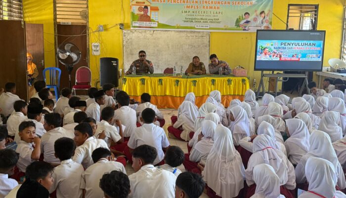 Edukasi Bahaya Narkoba dan Kenakalan Remaja, Sat Binmas Polres Sumbawa Sambangi SMPN 1 Lape