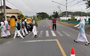 Polsek Seteluk Laksanakan Giat Rawan Pagi di SMPN 1 Seteluk, Wujudkan Polisi Humanis