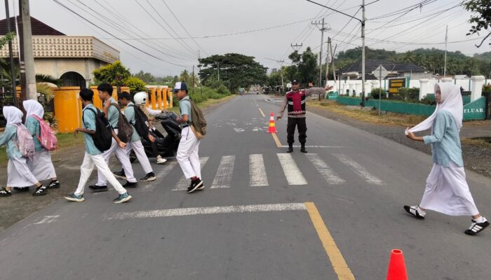 Polsek Seteluk Laksanakan Giat Rawan Pagi di SMPN 1 Seteluk, Wujudkan Polisi Humanis