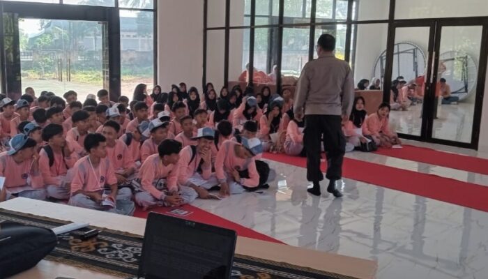 Polres Lombok Barat Berikan Penyuluhan Hukum bagi Siswa Baru SMKN 2 Lembar
