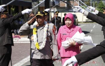 Penuh Haru dan Khidmat, Polres Sumbawa Barat Gelar Tradisi Pedang Pora Pelepasan AKBP Zulkarnain, S.I.K.