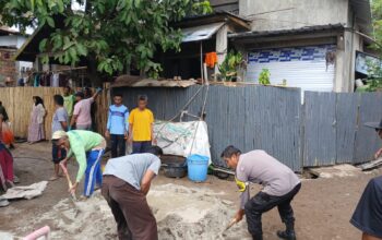 Bhabinkamtibmas Desa Ntori Gotong Royong Bersama Warga, Sampaikan Pesan Kamtibmas