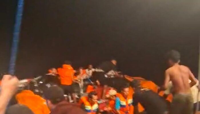 Seluruh Penumpang Selamat, Tim Gabungan Evakuasi Kapal Wisata KM Armada Mulia yang Mengalami Kecelakaan Laut di Perairan Bima