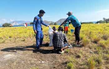Kapal Polisi XXI-1003 Ditpolairud Polda NTB Ikuti Aksi Bersih Pantai di Pulau Kenawa