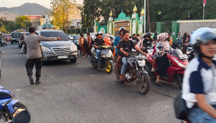 Personel Polsek Rasanae Barat Laksanakan Strong Point Rawan Sore, Wujudkan Keamanan dan Kelancaran Arus Lalu Lintas