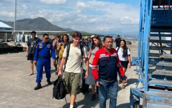 Patroli Perairan Satpolairud Polres Bima Kabupaten Kawal Keberangkatan Korban Kapal Wisata KM Armada Mulia Melanjutkan Perjalanan Ke Labuhan Bajo