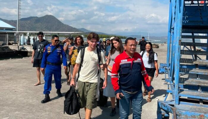 Patroli Perairan Satpolairud Polres Bima Kabupaten Kawal Keberangkatan Korban Kapal Wisata KM Armada Mulia Melanjutkan Perjalanan Ke Labuhan Bajo