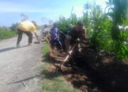 Gotong Royong Babinsa Bantu Petani Bangun Irigasi