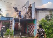 Babinsa Pantau Kebakaran Bangunan Bekas Cafe Blue Safir