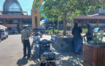 Polsek Kopang Gelar Patroli Dialogis di Pasar Jelojok, Ajak Warga Tingkatkan Kewaspadaan