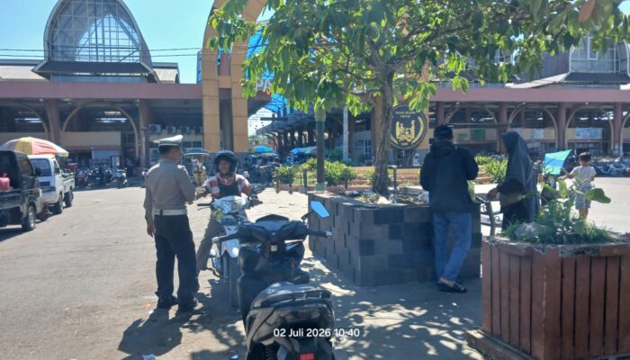 Polsek Kopang Gelar Patroli Dialogis di Pasar Jelojok, Ajak Warga Tingkatkan Kewaspadaan