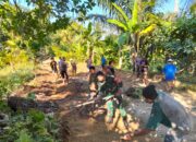 Gotong Royong Babinsa dan Warga Longserang, Lebarkan Jalan Buka Harapan
