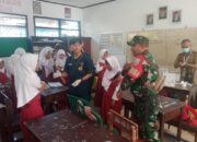 Babinsa Mekarsari Dampingi Cek Kesehatan dan Imunisasi di Sekolah