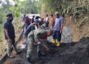 Babinsa Labuan Tereng Hadir Bangun Jalan Demi Kemajuan Desa