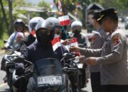 Semarakkan Hari Kemerdekaan, Polres Sumbawa Barat Bagikan Bendera Merah Putih Kepada Pengguna Jalan