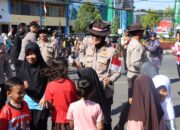 Gelora Nasionalisme Sambut HUT RI, Kapolres Sumbawa Turun ke Jalan Bagikan Ratusan Bendera dan Pita Merah Putih