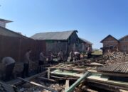 Gempa Flores Berdampak ke Bima, Tim SAR Brimob Polda NTB Bantu Bersihkan Rumah Warga