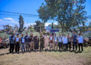 Pemkab Dompu Serahkan Bantuan Alsintan untuk Dukung Produktivitas dan Swasembada Pangan  Dompu, 19 Agustus 2026 — Pemerintah Kabupaten Dompu melalui Dinas Pertanian dan Perkebunan Kabupaten Dompu menyerahkan bantuan alat dan mesin pertanian (alsintan) kepada kelompok tani penerima manfaat sebagai bagian dari upaya meningkatkan produktivitas pertanian dan mendukung percepatan pra dan pascapanen di tingkat petani.  Kegiatan tersebut berlangsung pada Rabu, 19 Agustus 2026 sekitar pukul 10.00 Wita, bertempat di Kantor Dinas Pertanian dan Perkebunan Kabupaten Dompu. Kegiatan dihadiri Bupati Dompu Bambang Firdaus, S.E., Dandim 1614/Dompu Letkol Czi Dedi Tri Sulistyo, S.I.P., perwakilan Kapolres Dompu Ipda Andre Wahyudi, S.H., anggota DPRD Kabupaten Dompu, pimpinan OPD, Camat Woja, para kepala desa dan lurah se-Kecamatan Woja, serta kelompok tani penerima bantuan.  Dalam kegiatan tersebut, bantuan alsintan yang diserahkan terdiri dari 23 unit traktor roda dua, 2 unit combine harvester, dan 1 unit traktor roda empat. Penyerahan ditandai dengan penandatanganan berita acara serah terima, penyerahan kunci kepada penerima manfaat serta uji coba alsintan oleh Bupati Dompu.  Bupati Dompu Bambang Firdaus, S.E., menyampaikan bahwa bantuan tersebut merupakan bentuk perhatian dan komitmen pemerintah daerah dalam memperkuat sektor pertanian sebagai salah satu sektor penting bagi perekonomian dan kehidupan masyarakat Dompu.  “Bantuan alat dan mesin pertanian ini kita harapkan dapat dimanfaatkan secara optimal untuk membantu petani dalam mengolah lahan, mempercepat proses penanaman dan pemanenan, serta menangani hasil pertanian dengan lebih efektif dan efisien,” ujar Bambang Firdaus.  Bupati menegaskan bahwa alsintan yang diberikan harus digunakan sesuai peruntukannya dan dikelola secara bersama-sama untuk kepentingan kelompok tani.  “Saya meminta kepada seluruh kelompok tani penerima agar menjaga dan merawat bantuan ini dengan sebaik-baiknya. Alsintan ini bukan untuk dikuasai secara pribadi, tetapi harus dimanfaatkan bersama oleh anggota kelompok sesuai kebutuhan dan peruntukannya,” tegasnya.  Menurutnya, pemanfaatan teknologi pertanian melalui alsintan diharapkan mampu mengurangi biaya produksi, mempercepat proses pra dan pascapanen, meningkatkan kualitas serta jumlah produksi, dan pada akhirnya meningkatkan pendapatan serta kesejahteraan petani.  “Pemerintah daerah akan terus berupaya membangun sektor pertanian secara berkelanjutan. Namun, keberhasilan pembangunan pertanian membutuhkan sinergi pemerintah, petani, penyuluh, kelompok tani, pelaku usaha dan seluruh pemangku kepentingan,” tambahnya.  Sementara itu, Kapolsek Woja IPTU M. Norkurniawan, S.H., menyampaikan bahwa jajaran Polsek Woja akan mendukung dan mengawal proses penyaluran bantuan agar berjalan aman, tertib dan tepat sasaran.  “Kami dari Polsek Woja siap mengawal setiap tahapan penyaluran bantuan ini agar berjalan aman dan lancar. Kami juga akan melakukan koordinasi serta monitoring untuk memastikan bantuan dapat diterima oleh kelompok tani yang telah ditetapkan,” ujar IPTU M. Norkurniawan.  Kapolsek juga mengimbau seluruh pihak, khususnya kelompok tani penerima manfaat, agar menggunakan bantuan sesuai peruntukannya dan menjaga komunikasi apabila terdapat persoalan dalam pemanfaatan maupun pengelolaan alsintan.  “Kami berharap bantuan ini benar-benar memberikan manfaat bagi peningkatan produktivitas petani. Apabila ada permasalahan atau perbedaan pemahaman, hendaknya diselesaikan melalui komunikasi dan koordinasi dengan pihak terkait, sehingga tidak menimbulkan konflik di tengah masyarakat,” tambahnya.  Dari sisi keamanan, Polsek Woja juga melakukan koordinasi dan monitoring sebagai langkah deteksi dini dan deteksi aksi guna mengantisipasi potensi kecemburuan sosial maupun persoalan antar kelompok tani terkait perbedaan jenis dan jumlah bantuan yang diterima.  Sementara itu, Kapolres Dompu AKBP Sodikin Fahrojin Nur, S.I.K., melalui Kasi Humas Polres Dompu IPTU I Nyoman Suardika, menyampaikan bahwa Polri mendukung program pemerintah dalam memperkuat sektor pertanian dan ketahanan pangan.  “Polres Dompu mendukung penuh program pemerintah daerah dalam membantu para petani. Bantuan alsintan ini diharapkan dapat meningkatkan efisiensi dan produktivitas pertanian sekaligus mendukung program swasembada pangan,” ungkap IPTU I Nyoman Suardika.  Ia menambahkan, kehadiran personel kepolisian dalam kegiatan tersebut merupakan bagian dari upaya memastikan setiap program pemerintah yang bersentuhan langsung dengan masyarakat dapat berjalan aman, tertib dan kondusif.  “Jajaran Polres Dompu akan terus melakukan pengamanan, pengawalan dan monitoring secara humanis serta mengedepankan koordinasi dengan pemerintah daerah dan masyarakat. Kami berharap seluruh penerima dapat memanfaatkan bantuan secara bertanggung jawab untuk kepentingan bersama,” pungkasnya.  Seluruh rangkaian kegiatan penyerahan bantuan alsintan berakhir sekitar pukul 11.25 Wita dan berlangsung dalam keadaan aman, lancar dan kondusif.  Demikian Rilisan Resmi Humas Polres Dompu