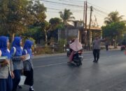 Konsep Polsek Sikur Gelar Rawan Pagi di Depan SMPN 1 Sikur, Bantu Siswa dan Pengguna Jalan